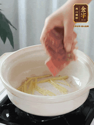 熱鍋冷油下姜絲、火腿煸炒出香味。