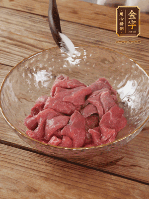 牛肉切丁，加黑胡椒海鹽、橄欖油腌10分鐘