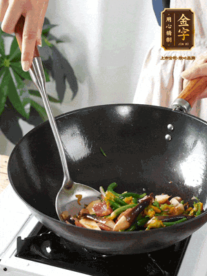 煸香蒜末，下香腸翻炒均勻，再依次下雞縱菌、黃瓜花