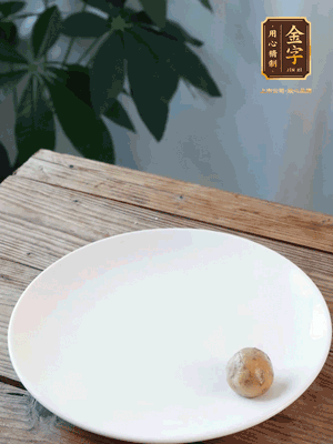 做水油皮、油酥 將油皮材料放入料盆中，加100ml水?dāng)嚢璩裳┗ㄆ瑺?。在案板上反?fù)揉搓成有一定筋度的光潔面團(tuán)，搓成14個(gè)團(tuán)子。
