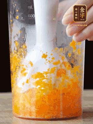 加玉米油、水怡、水揉搓成細(xì)膩的面團(tuán)。松弛半小時后，分成37g一個