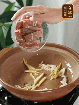 姜絲煸香后放火腿翻炒，加開水燉煮10分鐘
