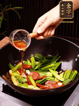 下蒜苗炒軟，沿鍋邊烹入一勺料酒，加醬油、蠔油、白糖調(diào)味炒勻