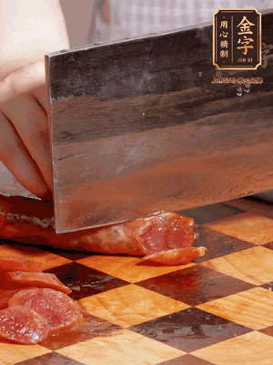 金字香腸煮熟，切片
