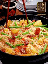 加水，沒過大部分食材。把瀝干水分的米飯均勻地鋪在上面，筷子戳幾個洞