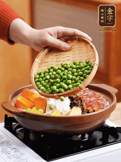 再鋪上臘腸、醬油肉、豌豆，小火煲6分鐘