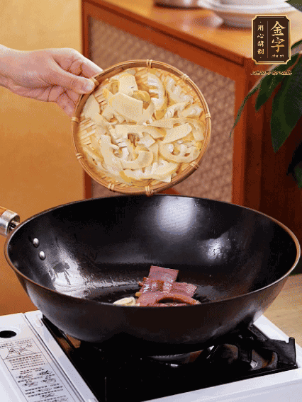 油熱，下蒜末、火腿煸炒出香味，再下筍片微微翻炒